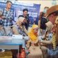 DISUNTIK: Murid PAUD HI Rumah Pintar saat divaksinasi campak, yang ditinjau langsung Wakil Bupati Sumenep, Imam Hasyim (SandiGT - Seputar Jatim)