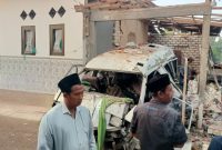 OLAH TKP: Kepolisian masih melakukan penyelidikan untuk memastikan penyebab ledakan mobil di Ambunten Sumenep (Doc. Humas Polres Sumenep)