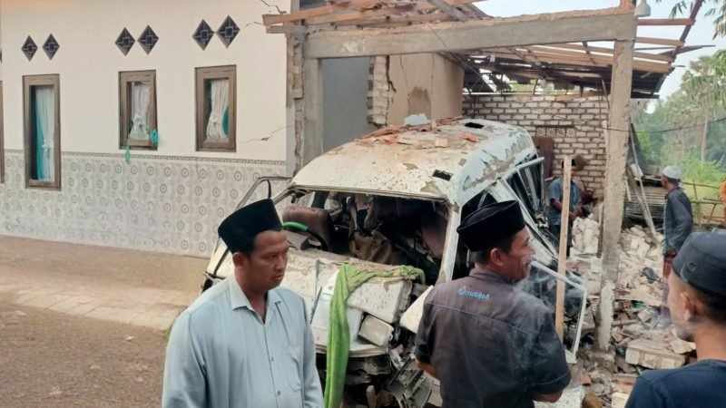 OLAH TKP: Kepolisian masih melakukan penyelidikan untuk memastikan penyebab ledakan mobil di Ambunten Sumenep (Doc. Humas Polres Sumenep)