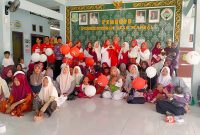 KOMPAK: Tim Kesehatan dari Puskesmas Rubaru saat foto bersama dengan Kader Posyandu Anggrek, dan warga di Balai Desa Mandala Rubaru, usai kegiatan vaksinasi massal (Doc. Seputar Jatim)