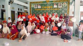 KOMPAK: Tim Kesehatan dari Puskesmas Rubaru saat foto bersama dengan Kader Posyandu Anggrek, dan warga di Balai Desa Mandala Rubaru, usai kegiatan vaksinasi massal (Doc. Seputar Jatim)