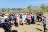 BERKUMPUL: Event lomba kerapan sapi tingkat kawedanan di Pulau Sapudi Sumenep ricuh (Doc. Seputar Jatim)