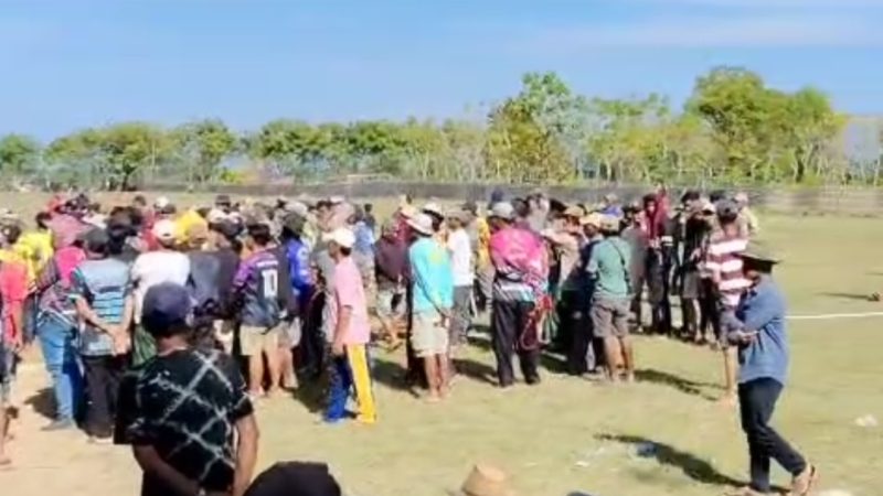 BERKUMPUL: Event lomba kerapan sapi tingkat kawedanan di Pulau Sapudi Sumenep ricuh (Doc. Seputar Jatim)