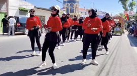 GOYANG: Peserta karnaval Agustusan dari Puskesmas Pragaan tengah asyik Joget Sound Horeg (SC: Video Viral)