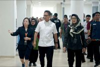 BERJALAN: Menteri Kesehatan RI, Budi Gunadi Sadikin (tengah) saat melakukan kunjungan kerja ke Rumah Sakit Baghraf Health Care (BHC) Sumenep (Doc. Seputar Jatim)