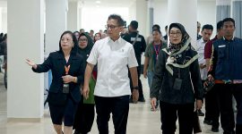 BERJALAN: Menteri Kesehatan RI, Budi Gunadi Sadikin (tengah) saat melakukan kunjungan kerja ke Rumah Sakit Baghraf Health Care (BHC) Sumenep (Doc. Seputar Jatim)
