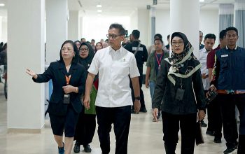 Ke Sumenep, Menkes RI Budi Gunadi Tinjau RS BHC