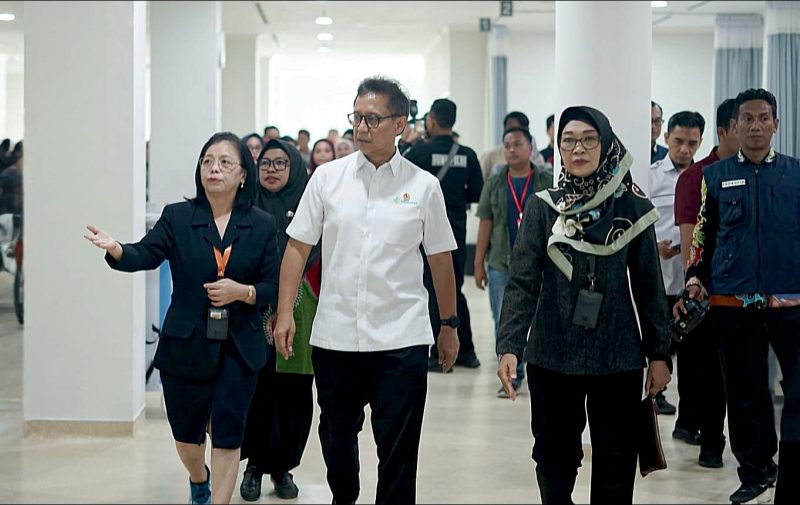 BERJALAN: Menteri Kesehatan RI, Budi Gunadi Sadikin (tengah) saat melakukan kunjungan kerja ke Rumah Sakit Baghraf Health Care (BHC) Sumenep (Doc. Seputar Jatim)