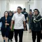BERJALAN: Menteri Kesehatan RI, Budi Gunadi Sadikin (tengah) saat melakukan kunjungan kerja ke Rumah Sakit Baghraf Health Care (BHC) Sumenep (Doc. Seputar Jatim)
