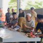 MENYORTIR: Pemilik Perusahaan Rokok Bahagia Haji Mukmin, dan karyawannya saat melakukan pembelian tembakau milik petani di Gudangnya di Jl. Raya Lenteng-Ganding Sumenep (Doc. Seputar Jatim)