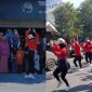BERGOYANG: Sejumlah perempuan yang sedang asyik joget Sound Horeg saat Karnaval Agustusan di Kecamatan Pragaan Sumenep (SC: Video Viral)