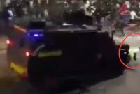 RICUH: Mobil Rantis Brimob diduga melindas pengemudi ojek online (ojol) saat terjadi demo di Gedung DPR RI Jakarta Pusat (SC: Video Vira)