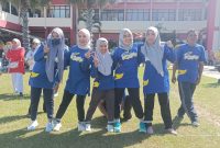 KOMPAK: Tim Putri Utusan Disnaker Sumenep, usai mengikuti lomba jalan kaki pada Lomba HUT RI Ke 80 (Doc. Seputar Jatim)