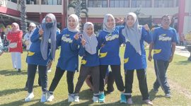 KOMPAK: Tim Putri Utusan Disnaker Sumenep, usai mengikuti lomba jalan kaki pada Lomba HUT RI Ke 80 (Doc. Seputar Jatim)