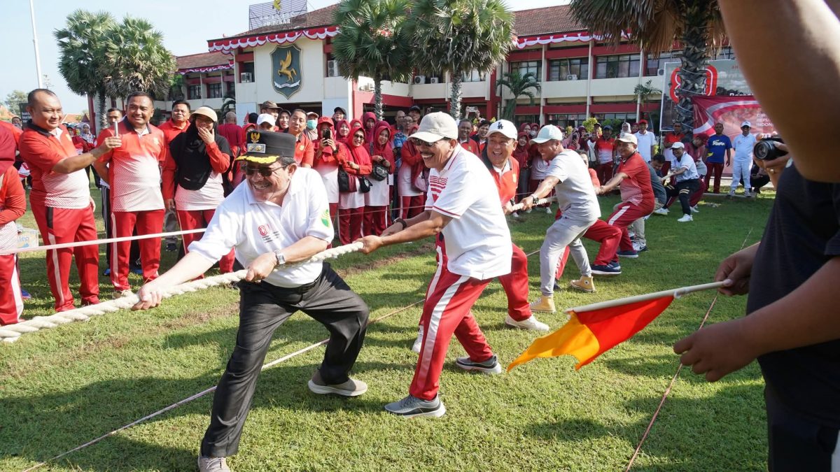 SEMANGAT: Wabup Sumenep Imam Hasyim, saat mengikuti perlombaan tarik tambang dalam rangka memeriahkan HUT RI ke-80 (Doc. Seputar Jatim)