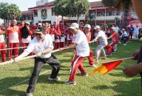 SEMANGAT: Wabup Sumenep Imam Hasyim, saat mengikuti perlombaan tarik tambang dalam rangka memeriahkan HUT RI ke-80 (Doc. Seputar Jatim)