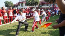SEMANGAT: Wabup Sumenep Imam Hasyim, saat mengikuti perlombaan tarik tambang dalam rangka memeriahkan HUT RI ke-80 (Doc. Seputar Jatim)
