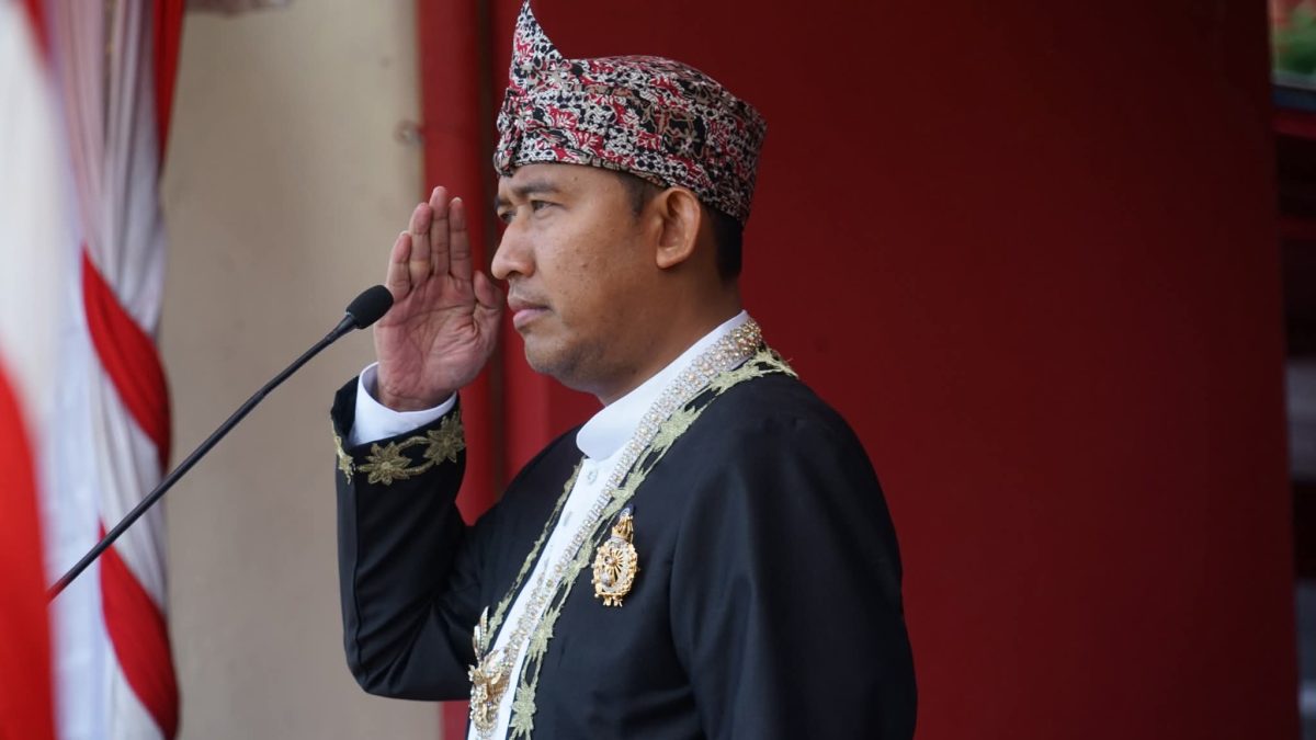 HORMAT: Bupati Sumenep, Achmad Fauzi Wongsojudo, saat memimpin Upacara Pengibaran Bendera Merah Putih, di Halaman Kantor Bupati (Doc. Seputar Jatim)