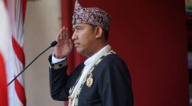 HORMAT: Bupati Sumenep, Achmad Fauzi Wongsojudo, saat memimpin Upacara Pengibaran Bendera Merah Putih, di Halaman Kantor Bupati (Doc. Seputar Jatim)