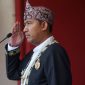 HORMAT: Bupati Sumenep, Achmad Fauzi Wongsojudo, saat memimpin Upacara Pengibaran Bendera Merah Putih, di Halaman Kantor Bupati (Doc. Seputar Jatim)