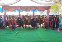 MENARI: Pembukaan Festival sapi Sonok Sumenep saat sinden menari bersama pemilik sapi (SandiGT - Seputar Jatim)
