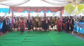 MENARI: Pembukaan Festival sapi Sonok Sumenep saat sinden menari bersama pemilik sapi (SandiGT - Seputar Jatim)