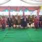 MENARI: Pembukaan Festival sapi Sonok Sumenep saat sinden menari bersama pemilik sapi (SandiGT - Seputar Jatim)