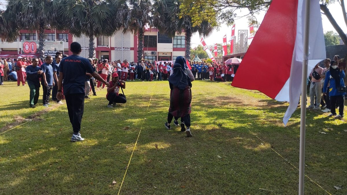 BERLARI: Aparatur Sipil Negara (ASN) dan tenaga non-ASN, dan Organisasi Perangkat Daerah (OPD) di lingkungan Pemerintah Kabupaten (Pemkab) Sumenep saat mengikuti lomba (SandiGT - Seputar Jatim)