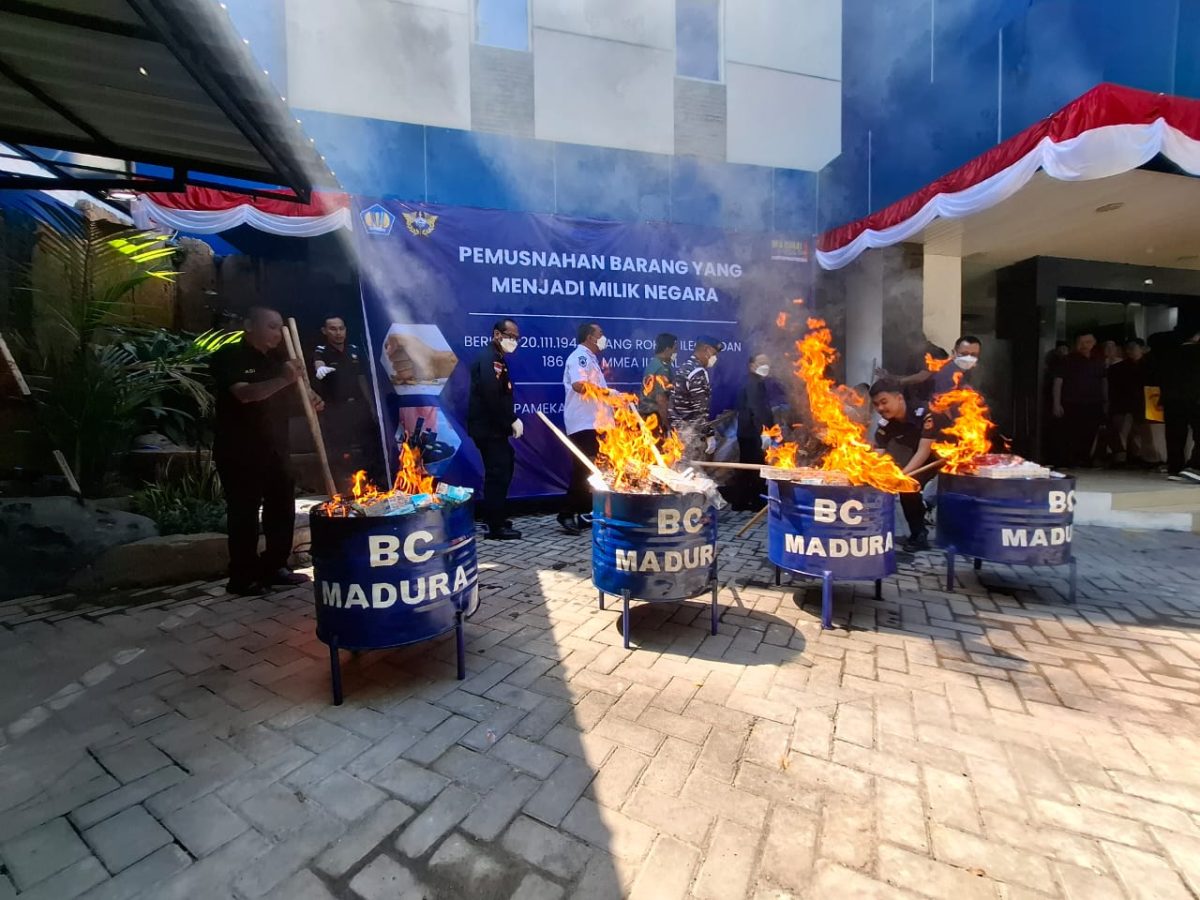 TERBAKAR: KPPBC TMP C Madura memusnahkan rokok ilegal dan miras di halaman Kantor Bea Cukai Madura, Kabupaten Pamekasan (Doc. Seputar Jatim)