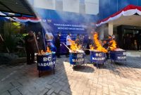 TERBAKAR: KPPBC TMP C Madura memusnahkan rokok ilegal dan miras di halaman Kantor Bea Cukai Madura, Kabupaten Pamekasan (Doc. Seputar Jatim)