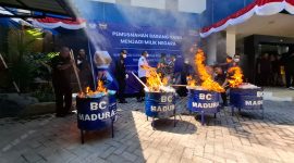 TERBAKAR: KPPBC TMP C Madura memusnahkan rokok ilegal dan miras di halaman Kantor Bea Cukai Madura, Kabupaten Pamekasan (Doc. Seputar Jatim)