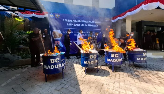 KPPBC TMP C Madura Musnahkan Rokok Ilegal dan Miras
