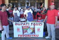 SEMANGAT: Bupati Sumenep, Ahmad Fauzi Wongsojudo (tengah) mengikuti lomba masak mie goreng di acara semarak HUT RI Ke 80 (SandiGT - Seputar Jatim)