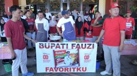 SEMANGAT: Bupati Sumenep, Ahmad Fauzi Wongsojudo (tengah) mengikuti lomba masak mie goreng di acara semarak HUT RI Ke 80 (SandiGT - Seputar Jatim)