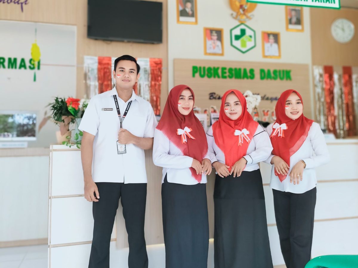 SEMANGAT: Tim Pegawai Puskesmas Dasuk memakai Pernak pernik Merah Putih dengan semangat Kemerdekaan selama Bulan Agustus 2025 (Doc. Seputar Jatim)