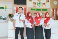 SEMANGAT: Tim Pegawai Puskesmas Dasuk memakai Pernak pernik Merah Putih dengan semangat Kemerdekaan selama Bulan Agustus 2025 (Doc. Seputar Jatim)