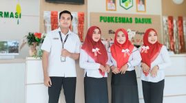 SEMANGAT: Tim Pegawai Puskesmas Dasuk memakai Pernak pernik Merah Putih dengan semangat Kemerdekaan selama Bulan Agustus 2025 (Doc. Seputar Jatim)