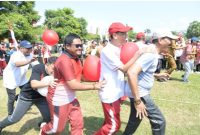 SEMANGAT: Bupati Sumenep Achmad Fauzi Wongsojudo (belakang) saat mengkuti lomba HUT RI Ke 80 bersama ASN lainnya (Doc. Seputar Jatim)