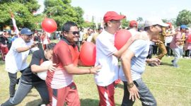 SEMANGAT: Bupati Sumenep Achmad Fauzi Wongsojudo (belakang) saat mengkuti lomba HUT RI Ke 80 bersama ASN lainnya (Doc. Seputar Jatim)