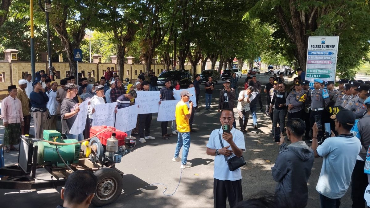 TERIAK: AMPM saat melakukan aksi demonstrasi di depan Gedung Polres Sumenep (SandiGT - Seputar Jatim)