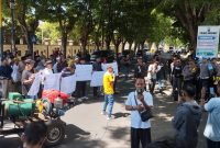 TERIAK: AMPM saat melakukan aksi demonstrasi di depan Gedung Polres Sumenep (SandiGT - Seputar Jatim)