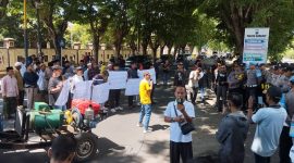 TERIAK: AMPM saat melakukan aksi demonstrasi di depan Gedung Polres Sumenep (SandiGT - Seputar Jatim)