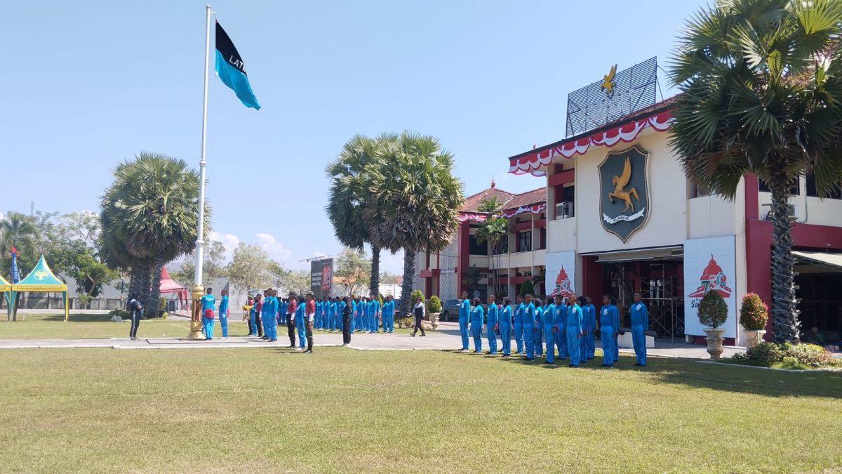 SEMANGAT: Anggota Paskibraka Kabupaten Sumenep, saat melakukan latihan di bawah terik matahari di halaman kantor pemkab setempat (SandiGT - Seputar Jatim)