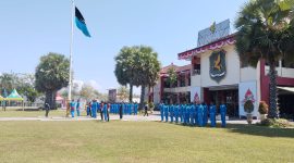 SEMANGAT: Anggota Paskibraka Kabupaten Sumenep, saat melakukan latihan di bawah terik matahari  di halaman kantor pemkab setempat (SandiGT - Seputar Jatim)