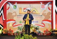 TERSENYUM: Bupati Sumenep, Achamd Fauzi Wongsojudo, saat membuka Lomba LDA HUT RI ke-80 di Halaman Belakang Pemkab Sumenep (Doc. Seputar Jatim)