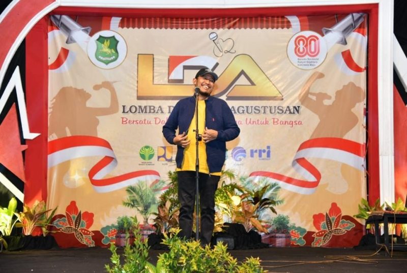 TERSENYUM: Bupati Sumenep, Achamd Fauzi Wongsojudo, saat membuka Lomba LDA HUT RI ke-80 di Halaman Belakang Pemkab Sumenep (Doc. Seputar Jatim)