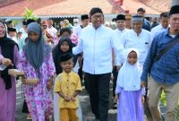 TERSENYUM: Bupati Sumenep, Achmad Fauzi Wongsojudo, usai memberikan Santunan Kepada 1000 Anak Yatim di Pendopo Agung Sumenep (Doc. Seputar Jatim)