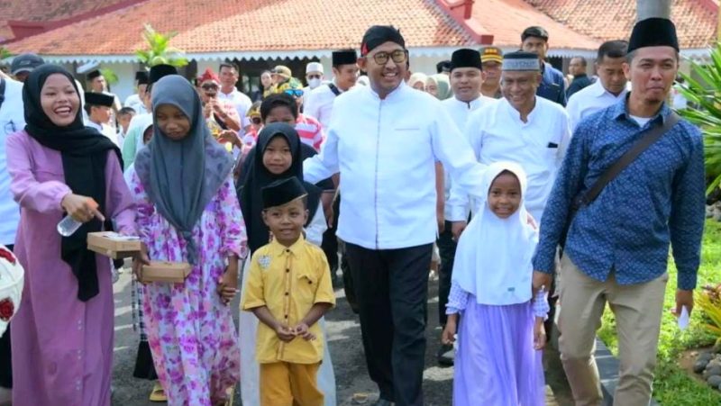 TERSENYUM: Bupati Sumenep, Achmad Fauzi Wongsojudo, usai memberikan Santunan Kepada 1000 Anak Yatim di Pendopo Agung Sumenep (Doc. Seputar Jatim)