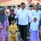 TERSENYUM: Bupati Sumenep, Achmad Fauzi Wongsojudo, usai memberikan Santunan Kepada 1000 Anak Yatim di Pendopo Agung Sumenep (Doc. Seputar Jatim)