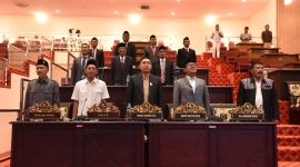 BERDIRI: Suasana saat DPRD Sumenep menguji 11 calon Komisioner Komisi Informasi (Doc. Seputar Jatim)